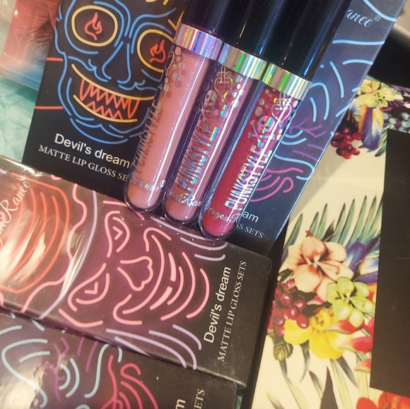 Lip gloss - Picture 2 of 3